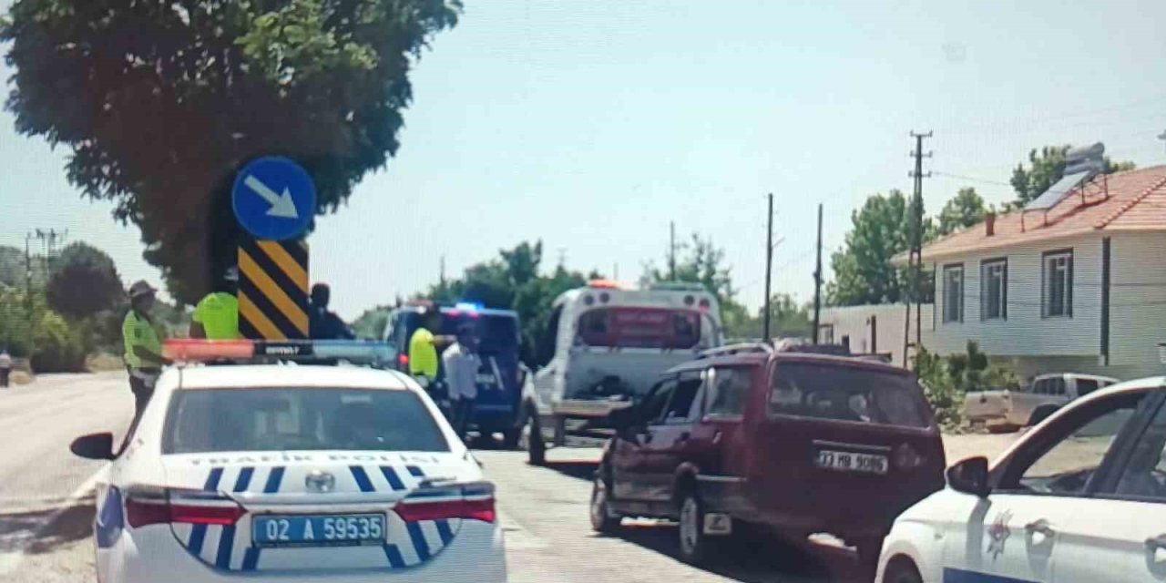 Gölbaşında iki otomobil çarpıştı: 7 yaralı