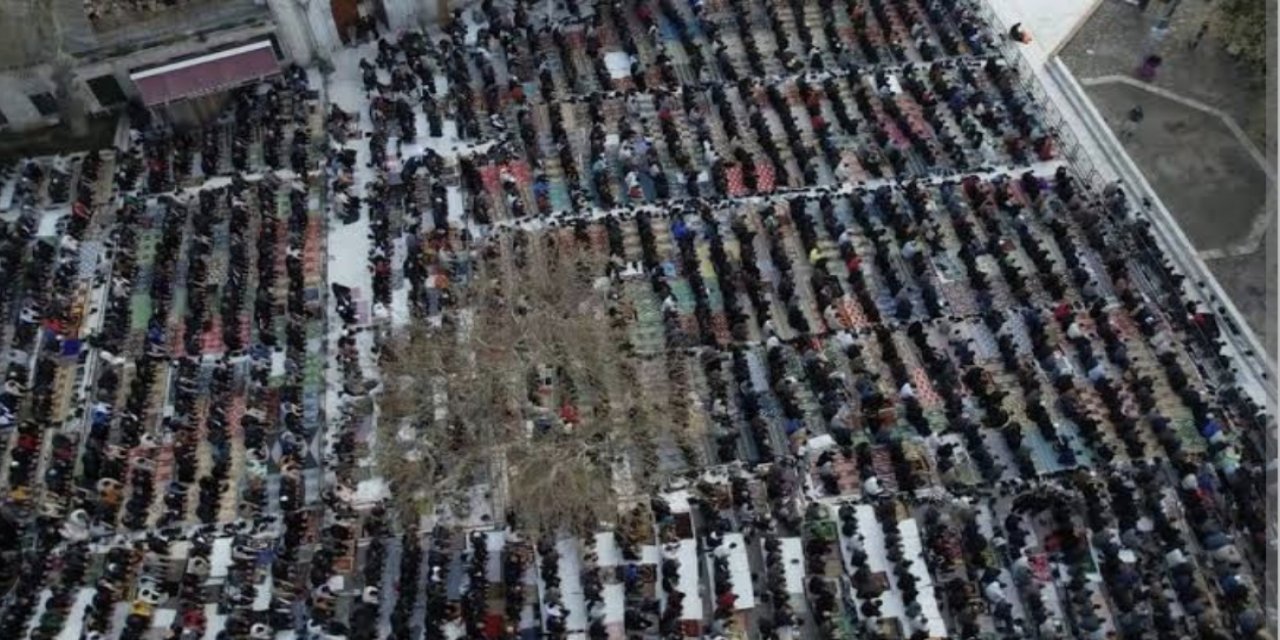 Eyüp Sultan Camiinde bayram namazı yoğunluğu