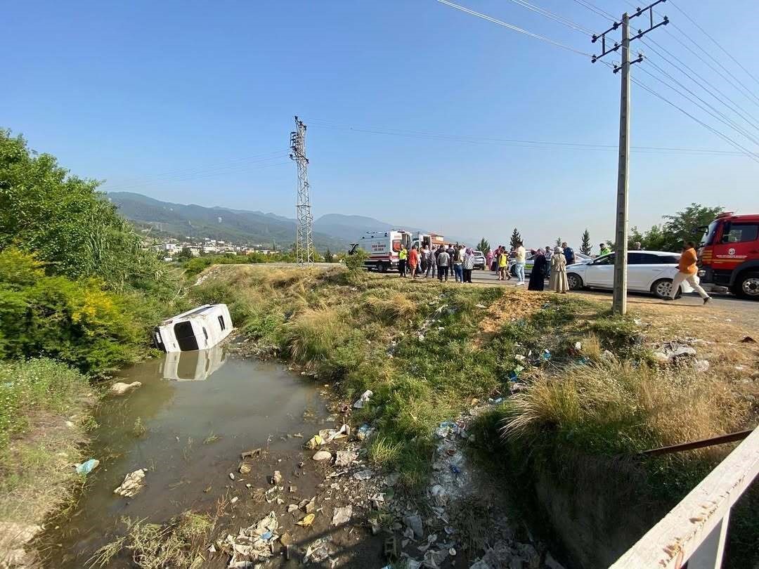 Hatay'da minibüs sulama kanalına uçtu 4 kişi yaralı