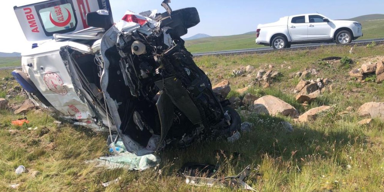 Ambulans şarampole uçtu: 1’i doktor 4 kişi yaralandı