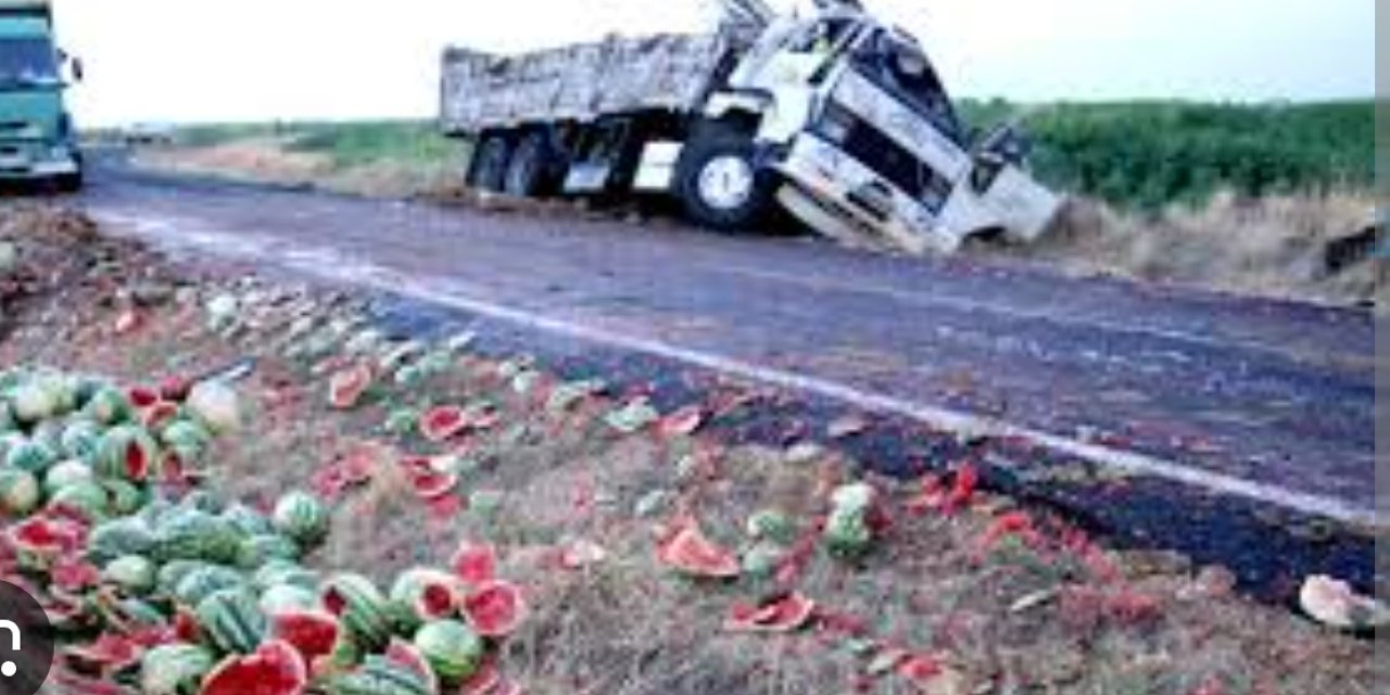 Karpuz yüklü tır devrildi 1 ölü, 3 yaralı