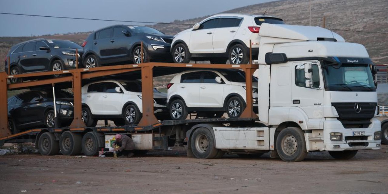 Yüzlerce ikinci el araç tırlarla Suriye'ye taşınıyor