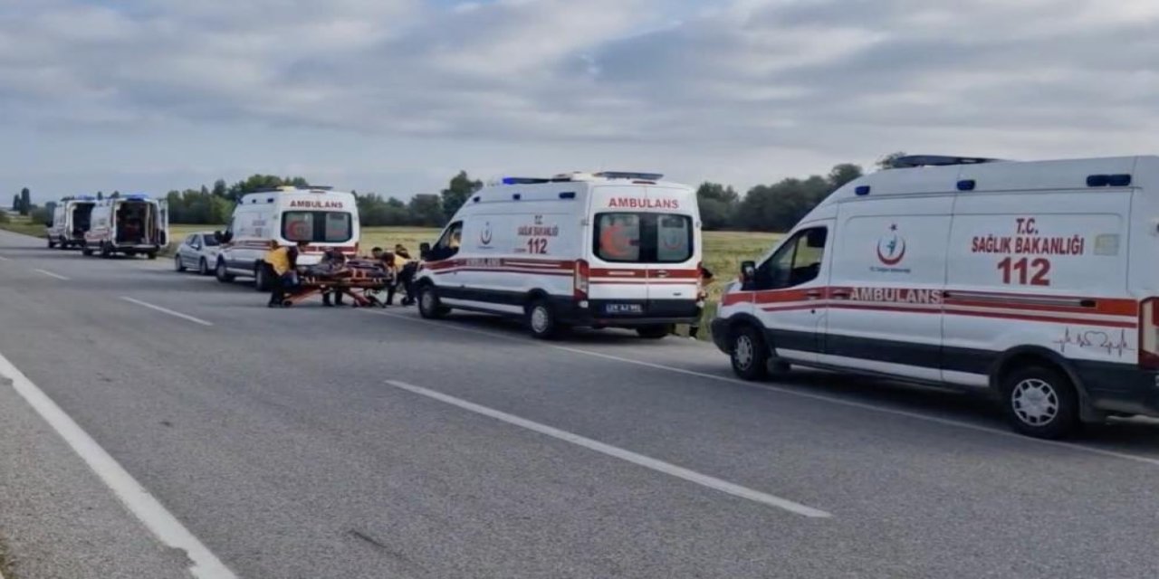 Minibüs şarampole devrildi: 17 yaralı