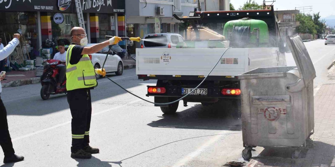 Sineklere ve haşerelere karşı ilaçlama sürüyor