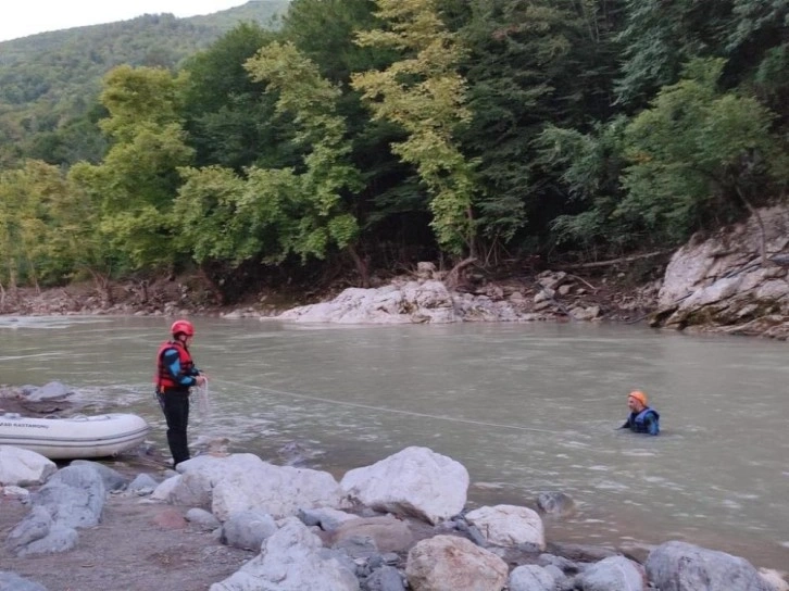 Su borularını tamir etmek için gittiği çayda akıntıya kapılarak kayboldu