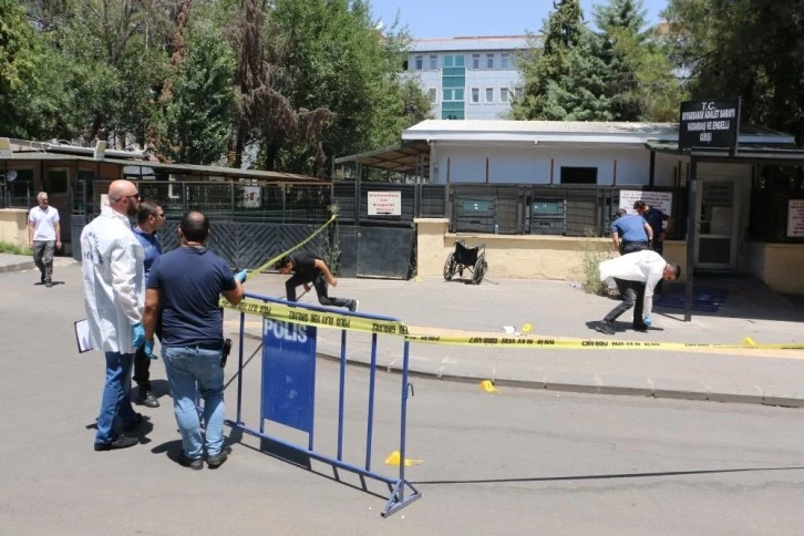 Husumetli ailelerin davası adliye önünde kanlı bitti: 1’i ağır, 3 yaralı