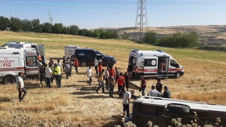 Adıyaman'da Tekstil işçilerini taşıyan minibüs tarlaya uçtu ,çok sayıda  yaralı var