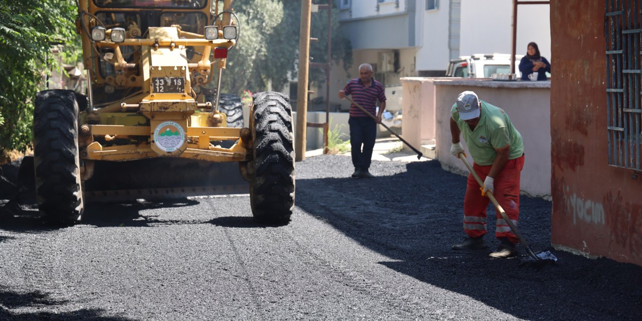 Toroslar Belediyesinin asfalt bakım çalışmaları aralıksız sürüyor