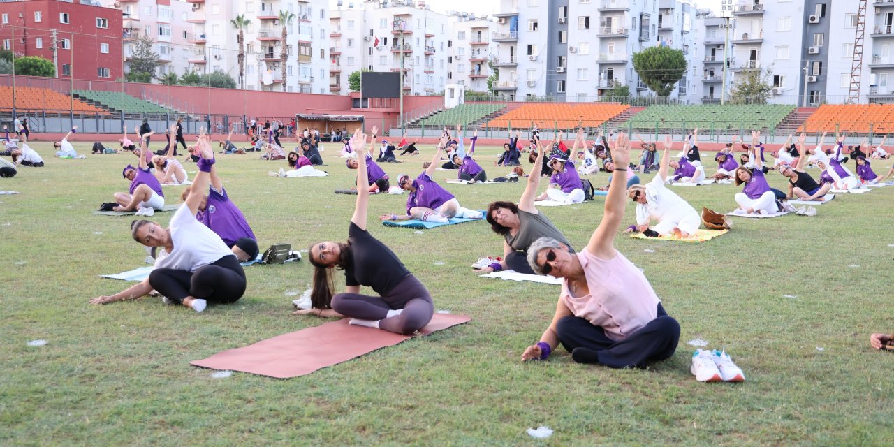 Toroslar Belediyesinde spor etkinliği, kadınlar Yoga yaptı