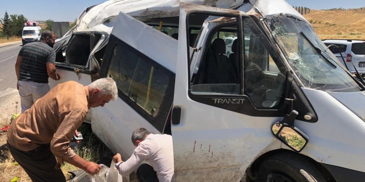 Kontrolden çıkan minibüs takla attı: 1'i ağır 5 yaralı