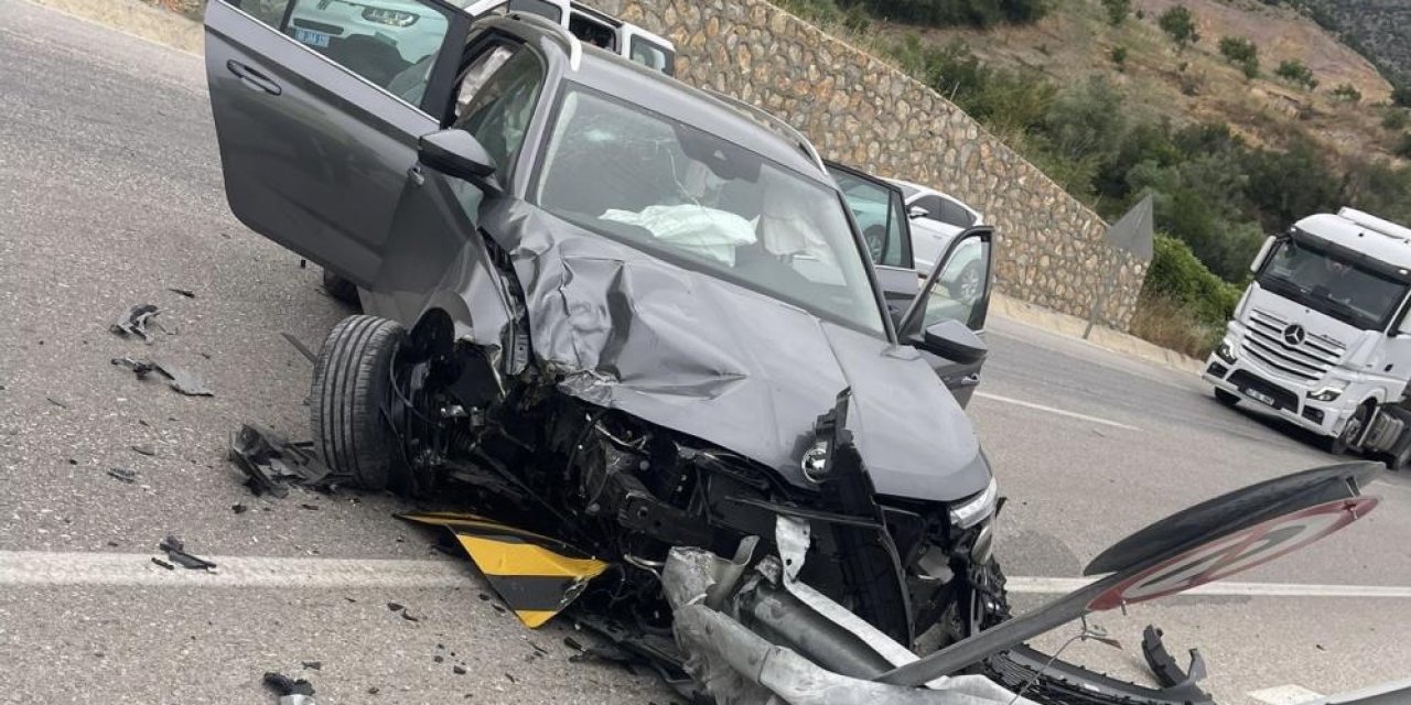 Bariyerlere çarpan otomobildeki 8 kişi yaralandı