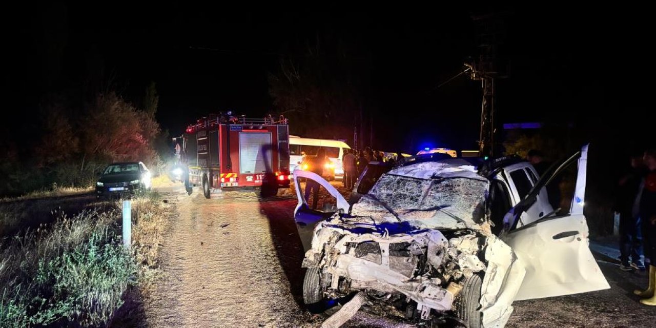 Traktör römorkuna çarpan cip hurdaya döndü: 2'si ağır 6 yaralı