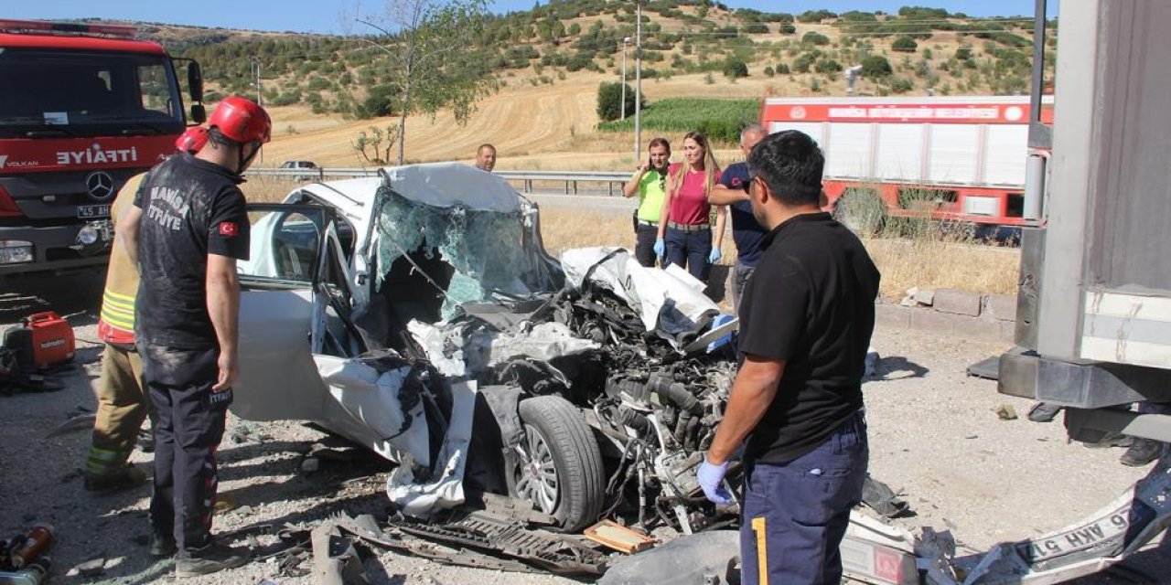 Katliam gibi kaza: Baba ve 3 çocuğu hayatını kaybetti