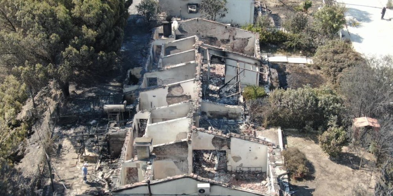 İzmir’deki yangında yüzlerce yazlık ev küle döndü