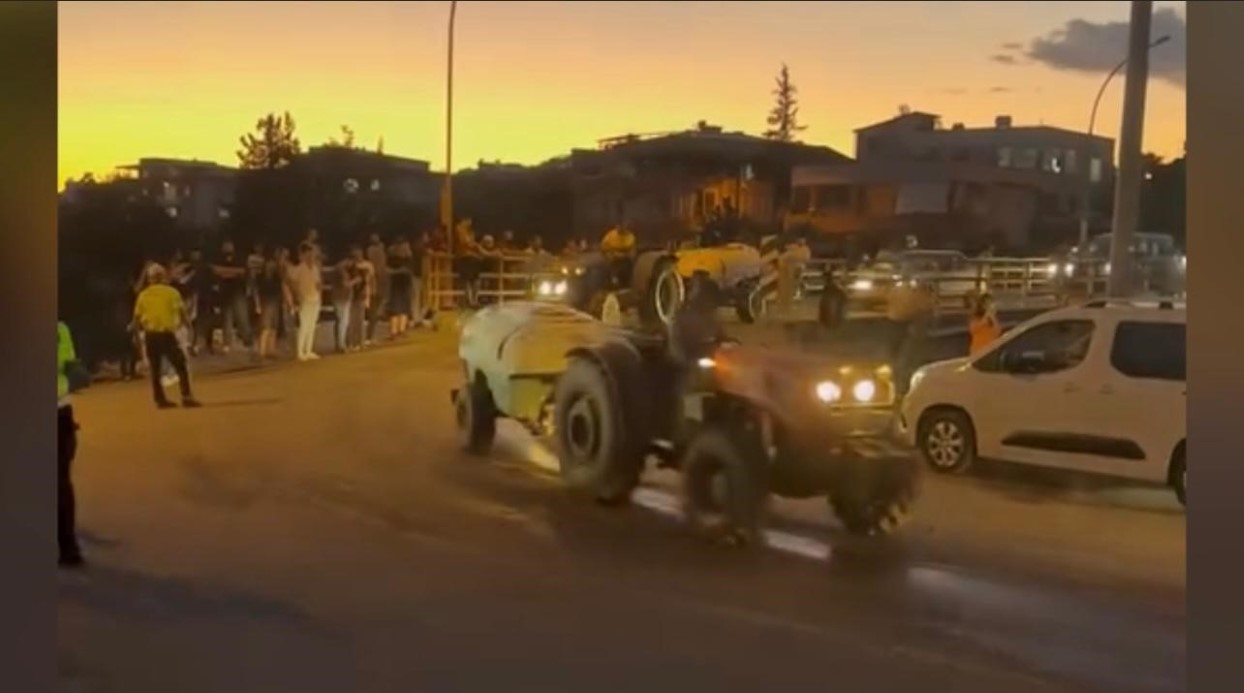 Köy Halkı Alevlere Karşı Ayakta: Traktörler Su Taşıdı, Umut Oldu!