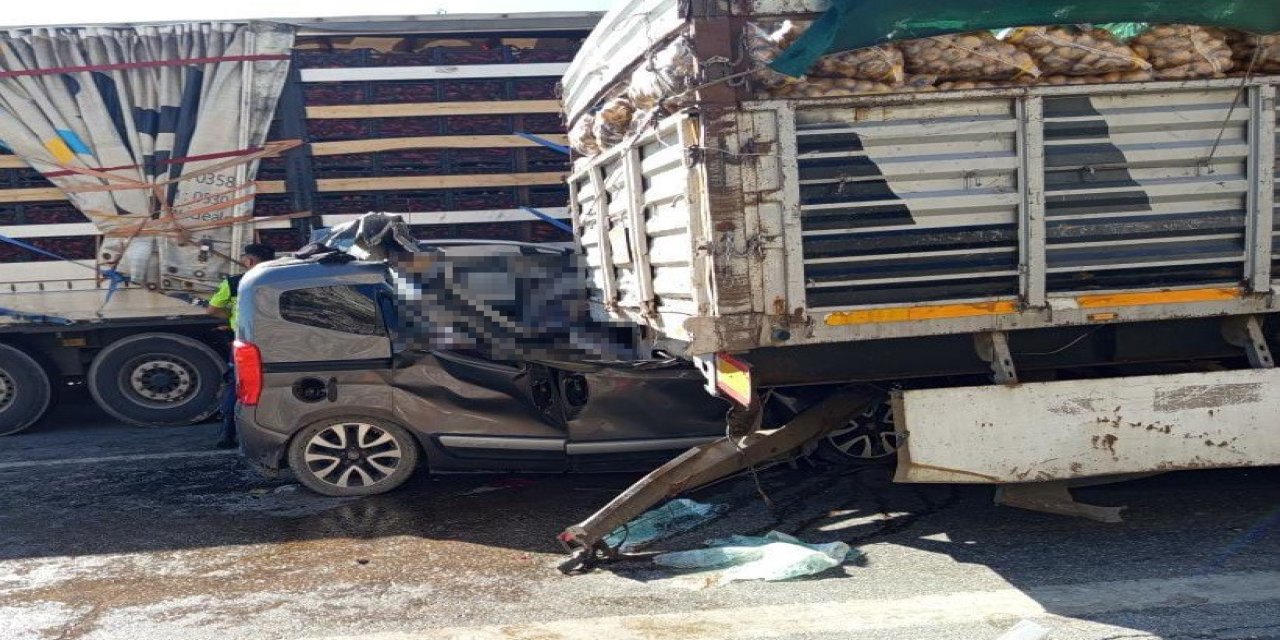 Tarsus’ta Can Pazarı: Ticari araç TIR’a çarptı, 5 ölü 1 ağır yaralı