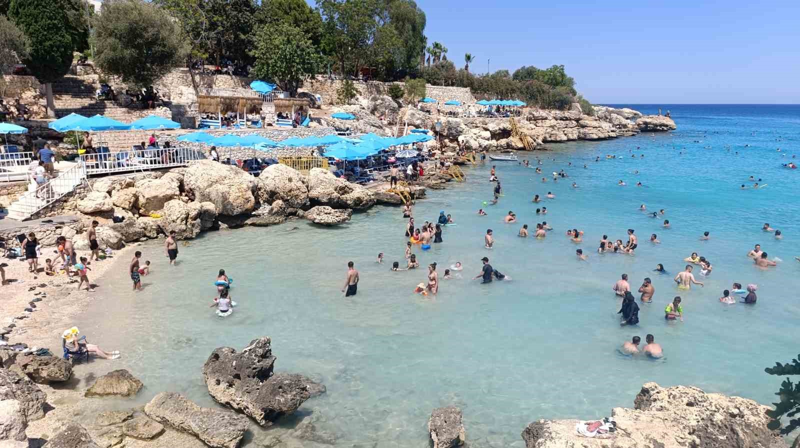 Deniz, Kum, Kalabalık: Mersin’de plajlar yazı yaşıyor