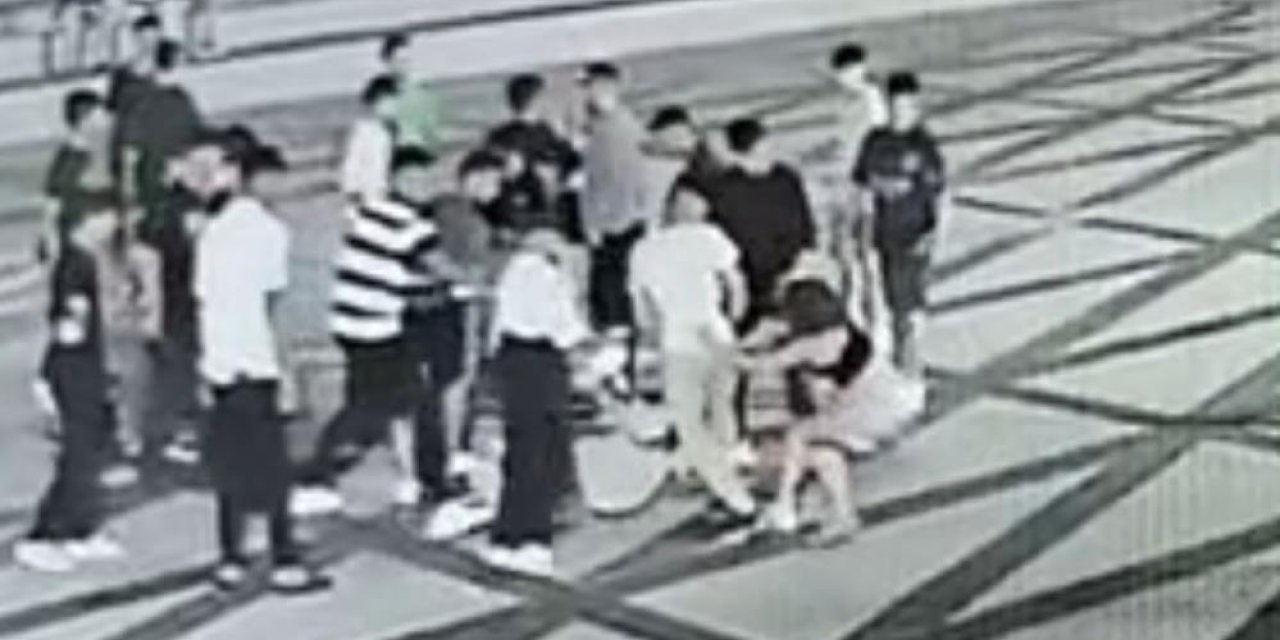 14 yaşındaki kız bıçakla dehşet saçtı, çok sayıda yaralı var