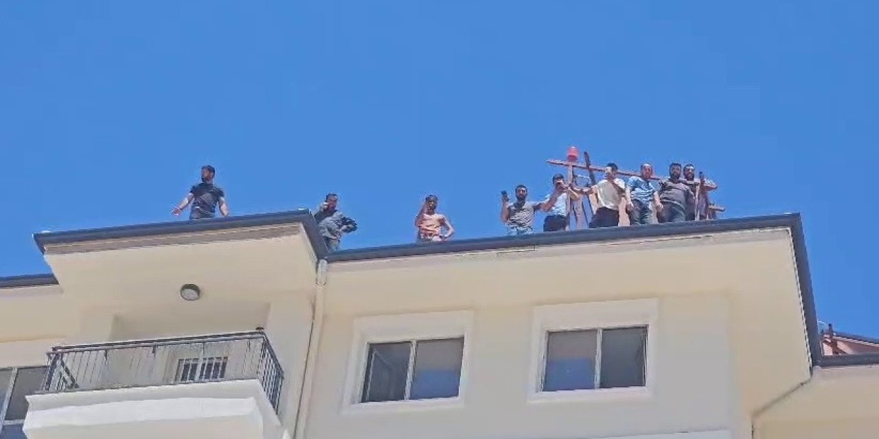 İnşaatta gerilim zirveye tırmandı! Maaş alamayan işçiler çatıya çıktı