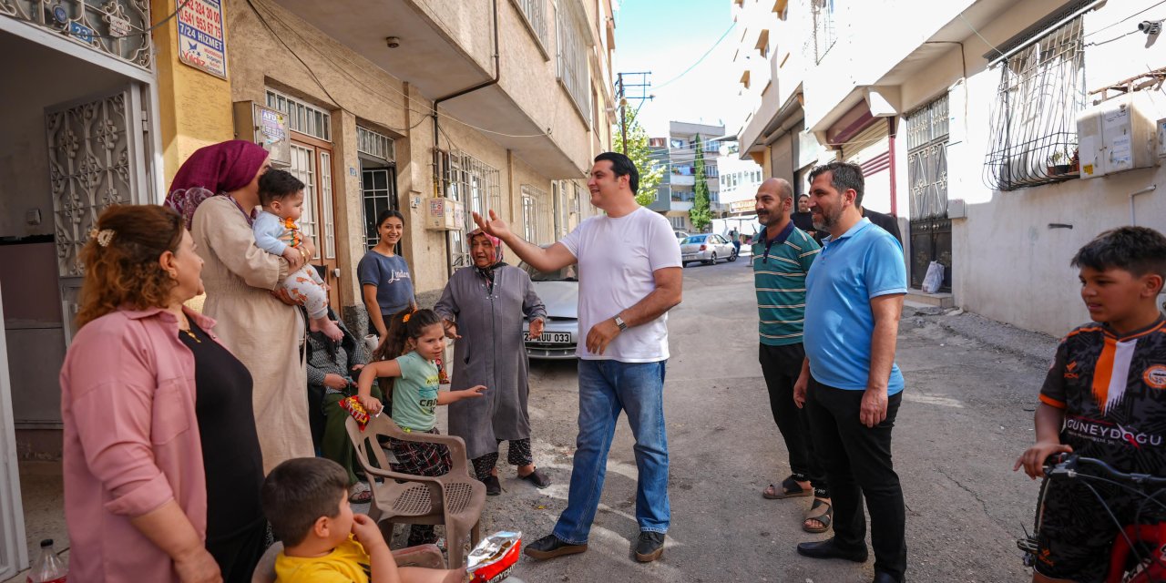Yılmaz, sokak sokak gezerek, vatandaşların taleplerini dinledi