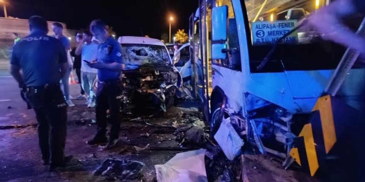 Can pazarı! minibüs ve ticari araç çarpıştı: 10 yaralı