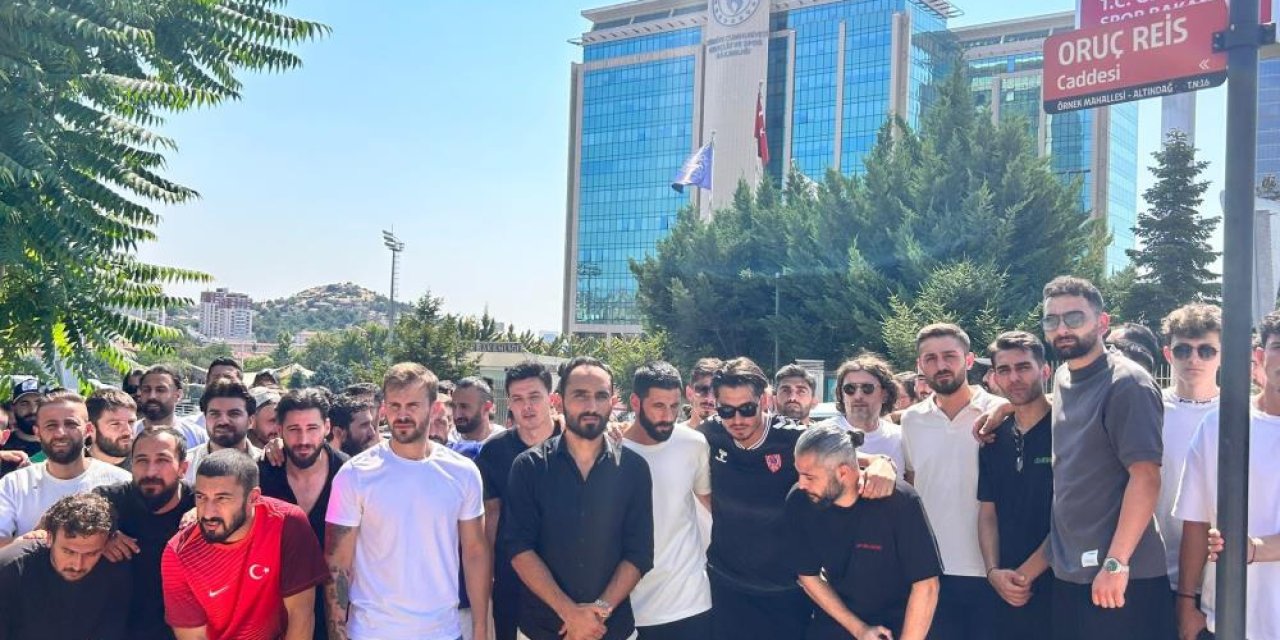 Alt lig futbolcuları, TFF'nin yaş sınırına tepki için GSB önünde toplandı