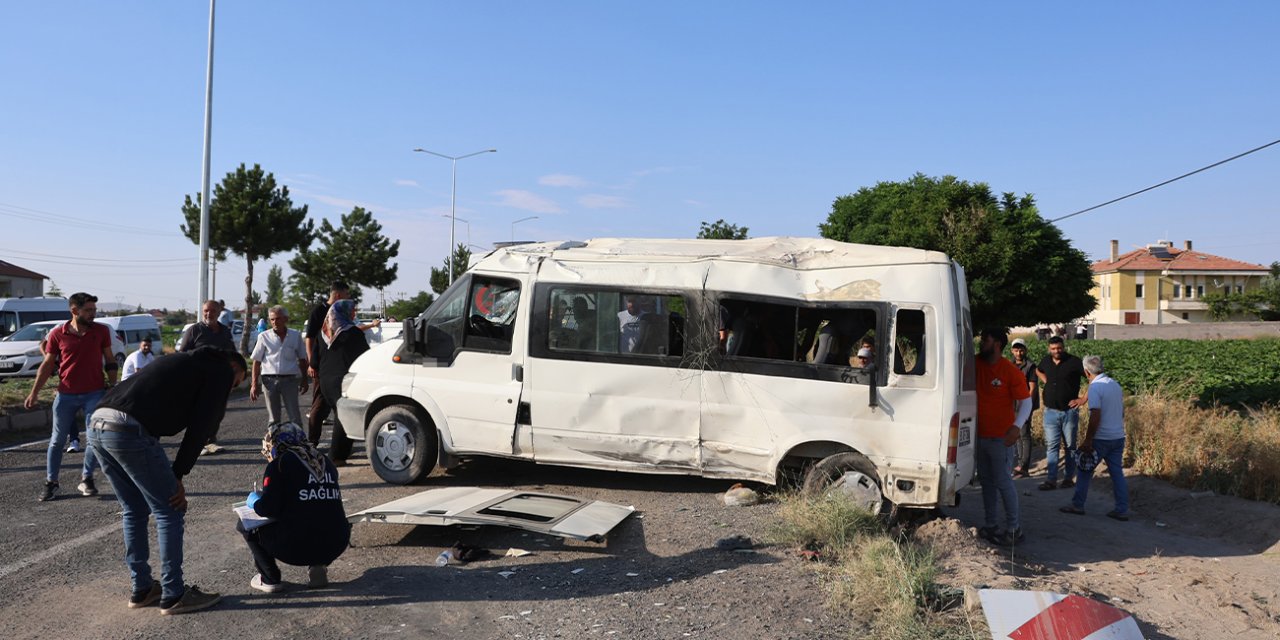 Tarım işçilerini taşıyan minibüs takla attı,9 kişi yaralandı
