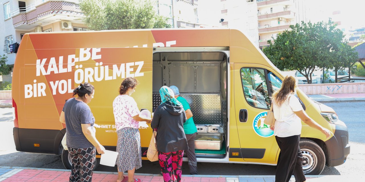 Birlik ve beraberliğin simgesi: Mezitli’de  gönülleri ısıtan Aşure İkramı