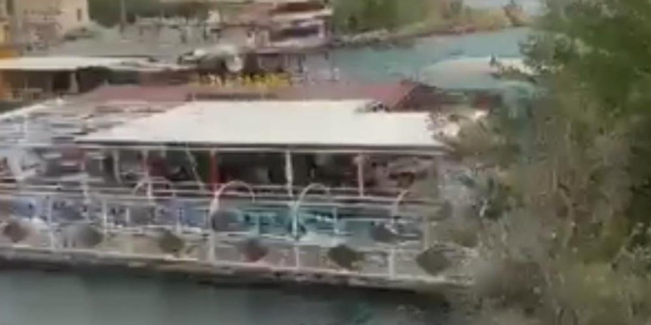 Fırtınada halatları kopan duba restoran Fırat Nehri'nde sürüklendi
