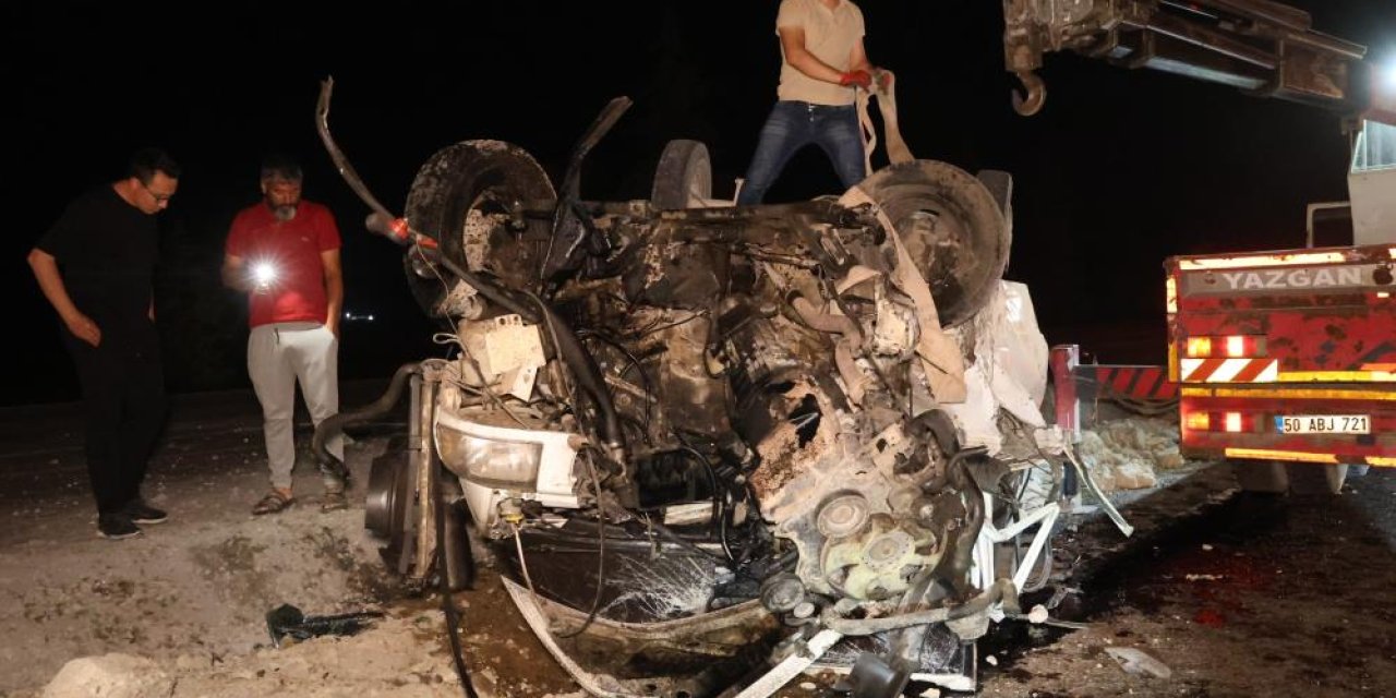 Yolda can pazarı, otomobil ve minibüs çarpıştı, 2’si ağır  5 kişi yaralandı