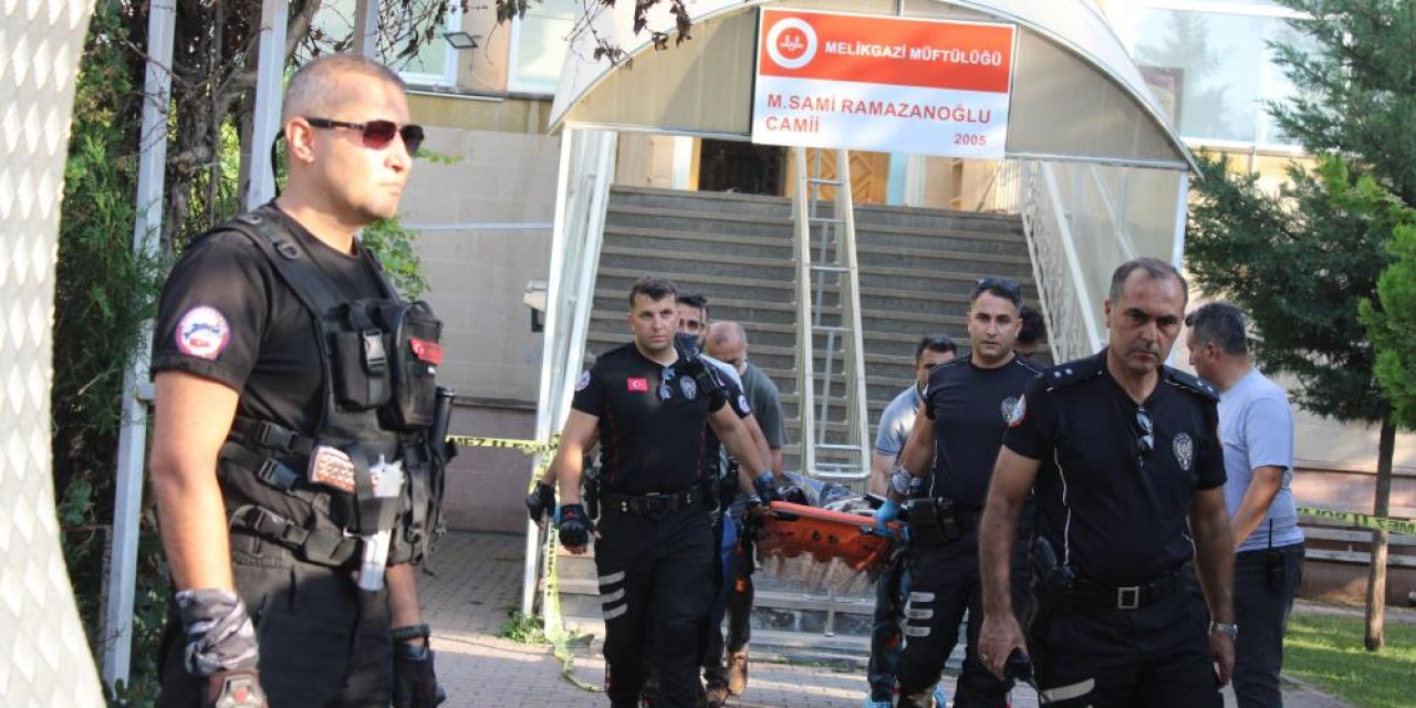 Kan donduran cinayet! husumetlisini namazda boğazını keserek öldürdü