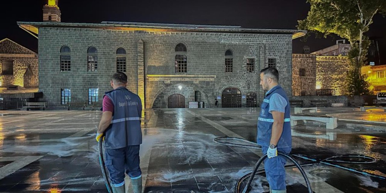 Sur ilçesi lavanta ve gül kokulu dezenfekte ile yıkandı