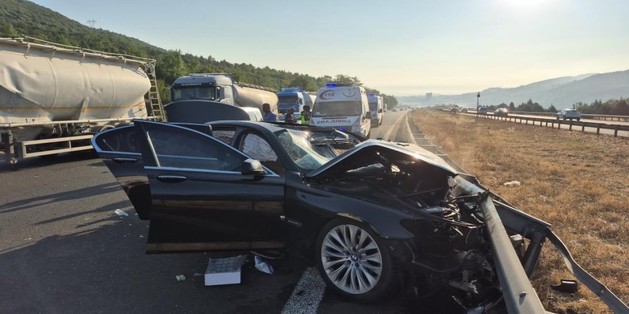 Feci kaza ,önce kamyona sonra bariyere çarptı 5 yaralı