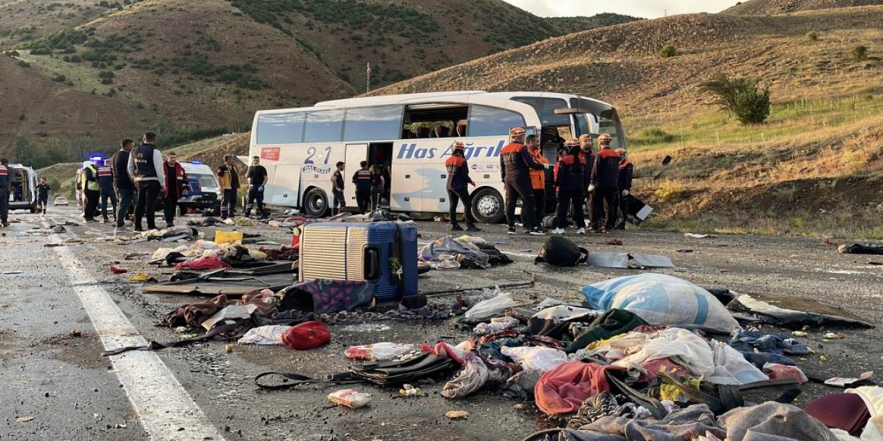 Katliam gibi kaza yolcu otobüsü devrildi çok sayıda ölü ve yarılı var