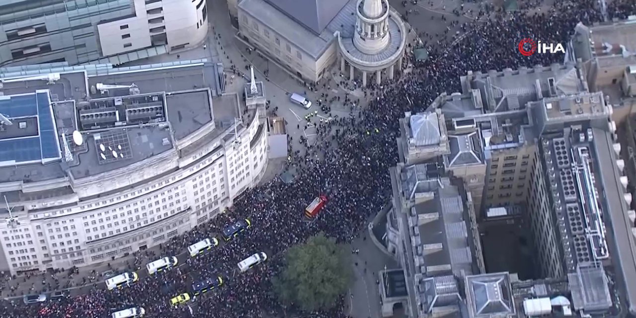 İngiltere’de Filistin bayraklı protesto