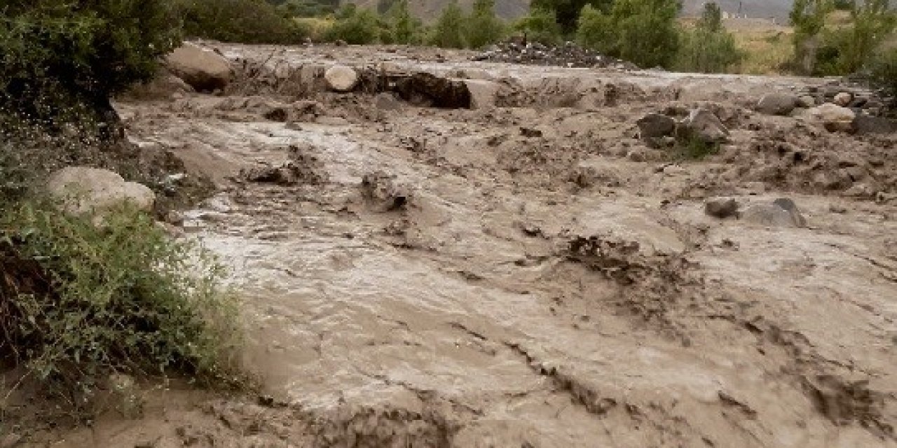 Sağanak yağış sele dönüştü Sakaltutan mevkiinde dereler aştı