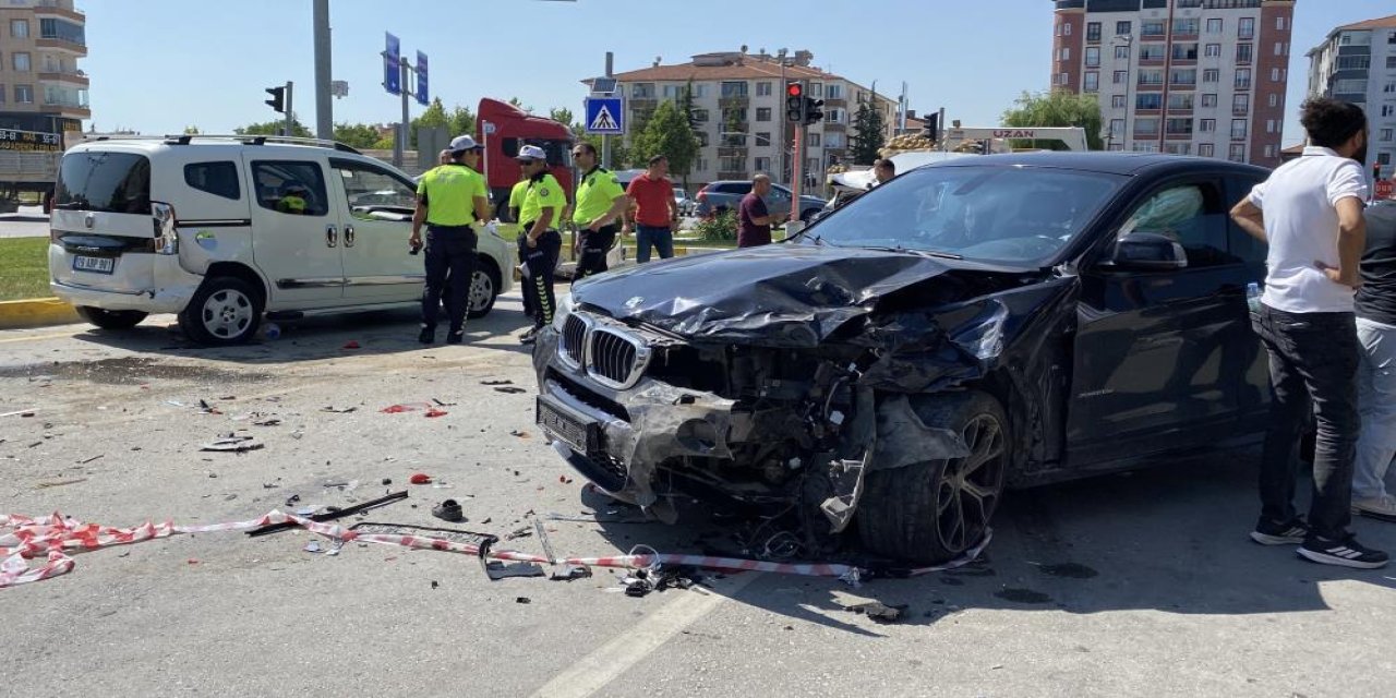 Zincirleme trafik kazasında 6 kişi yaralandı