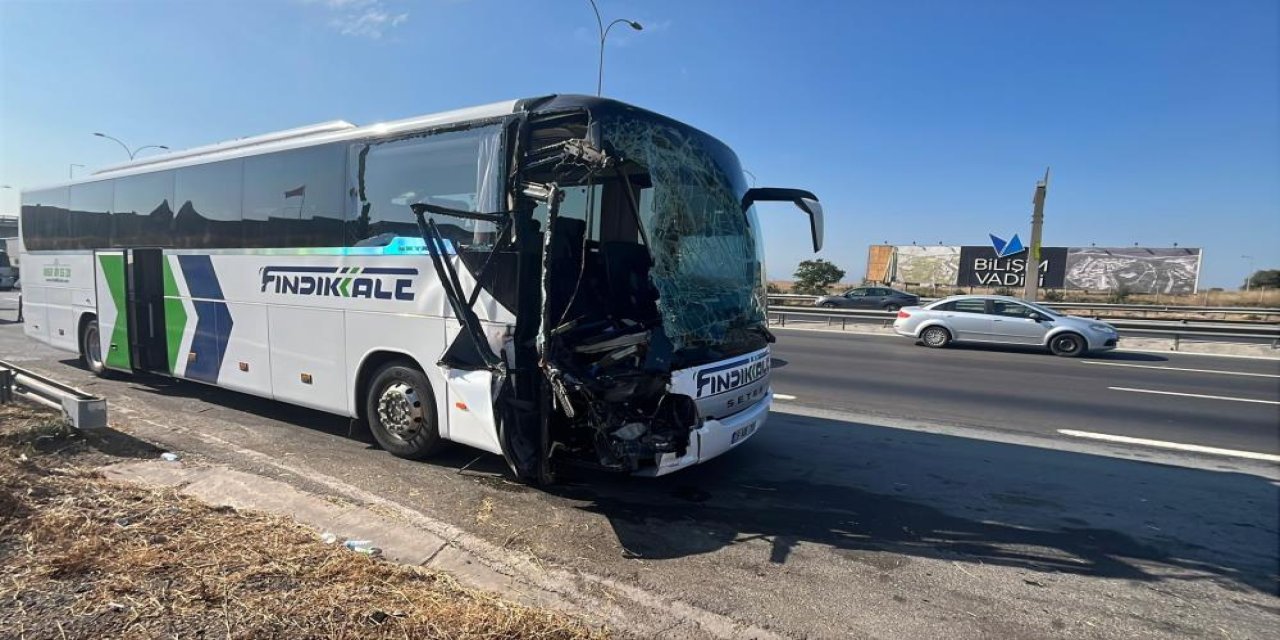 TEM'de yolcu otobüsü kamyona çarptı: 1'i ağır 7 yaralı