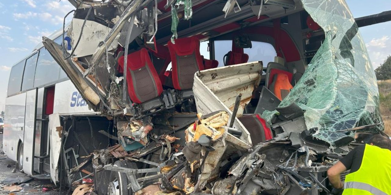 Mersin’de can pazarı: Otobüs TIR’a çarptı, çok sayıda yaralı var