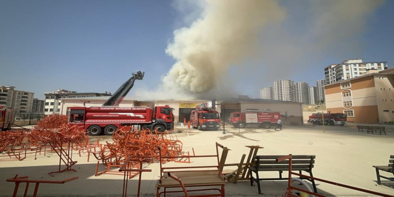 Gaziantep'te meslek lisesinin mobilya atölyesinde yangın