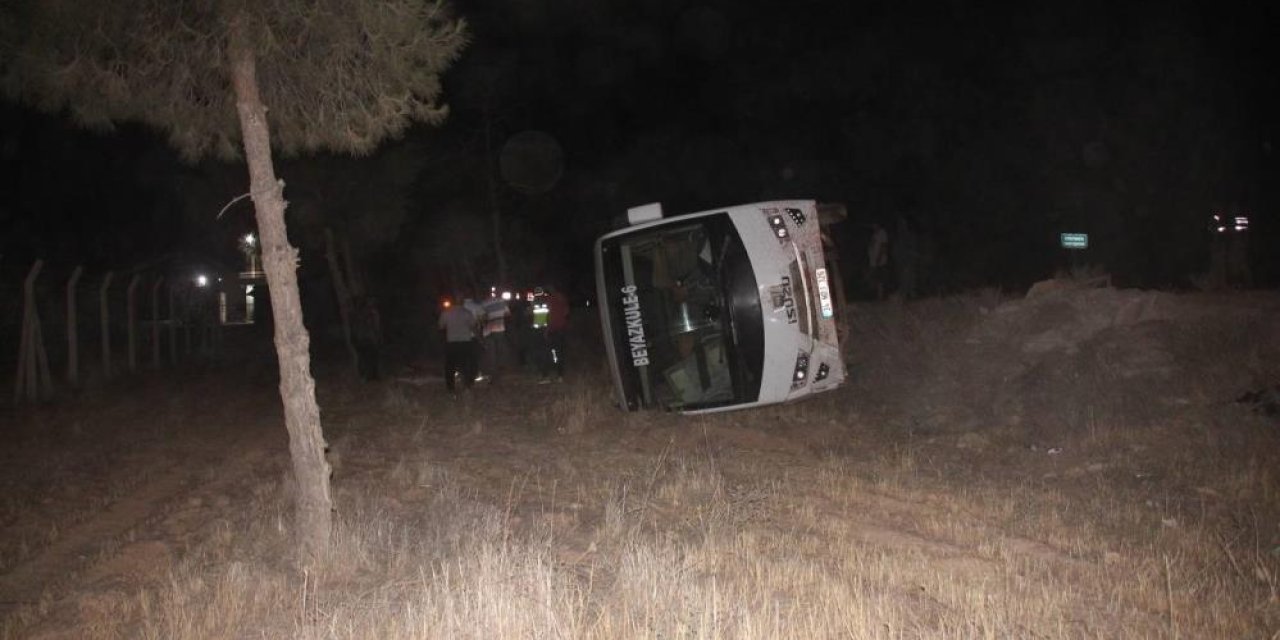İşçileri taşıyan otobüs eşeğe çarparak devrildi: 15 yaralı