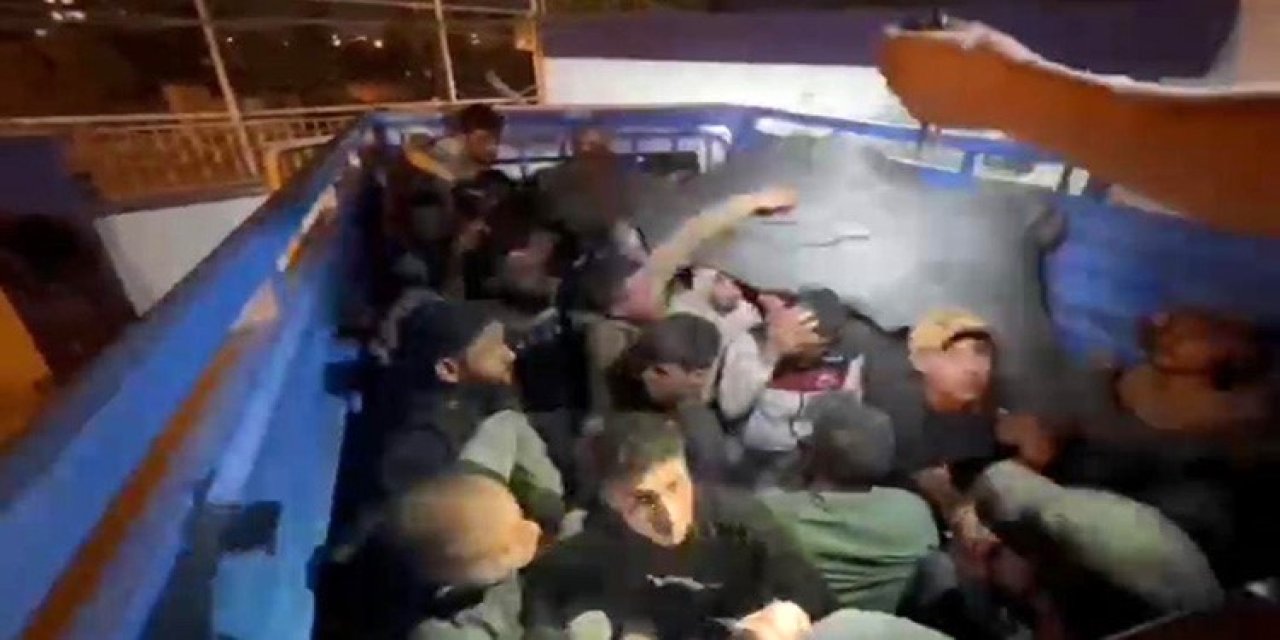 Hatay'da 42 göçmen kamyonet kasasında yakalandı