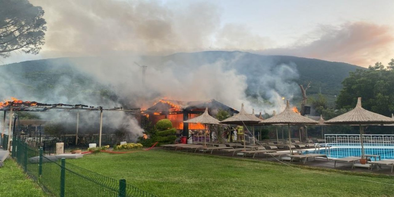 Erdek'te otel yangını korku ve endişeye neden oldu