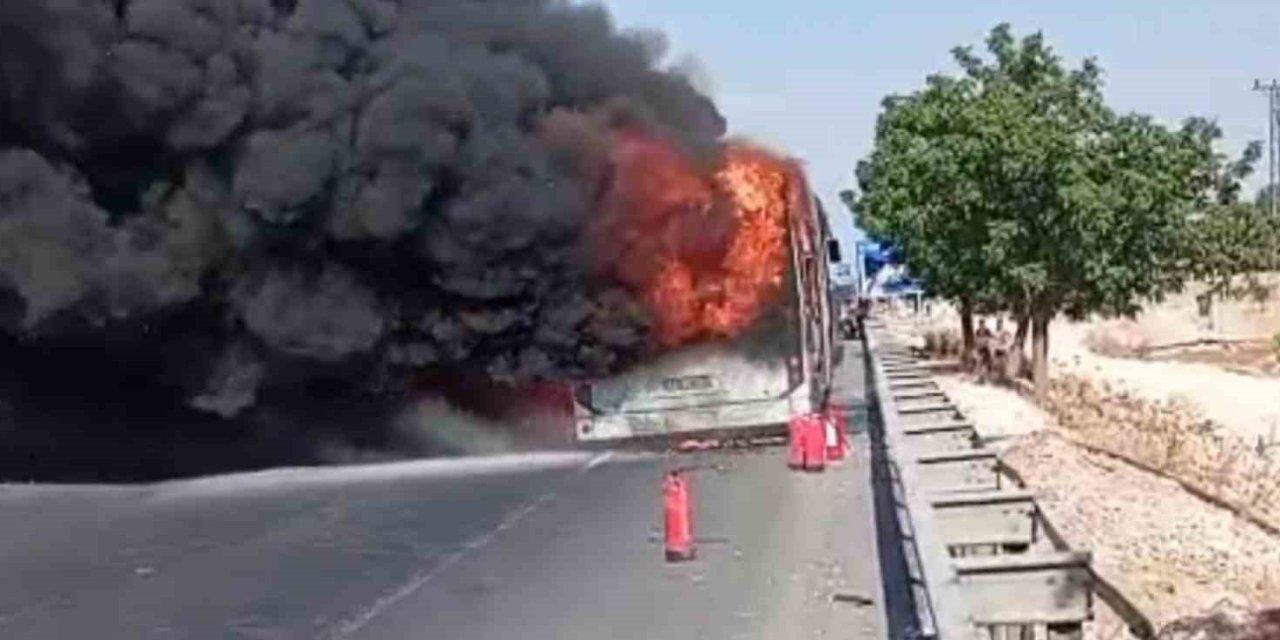 Şanlıurfa’da yolcu otobüsü alev alev yandı