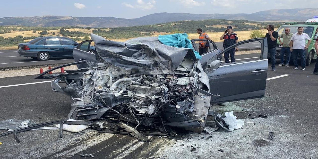 İki otomobil kafa kafaya çarpıştı: 4 ölü, 1’i ağır 2 yaralı