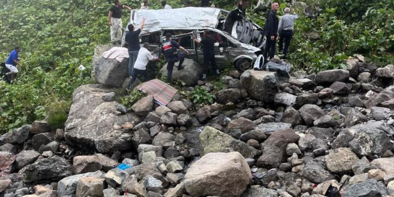 Turistleri taşıyan minibüs dere yatağına uçtu: 2 ölü, 4 yaralı