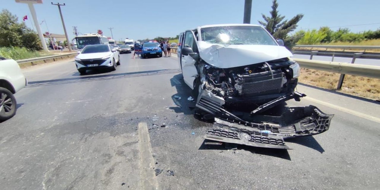 Tur aracı tur otobüsüne arkadan çarptı: 5'i Hollandalı 6 yaralı