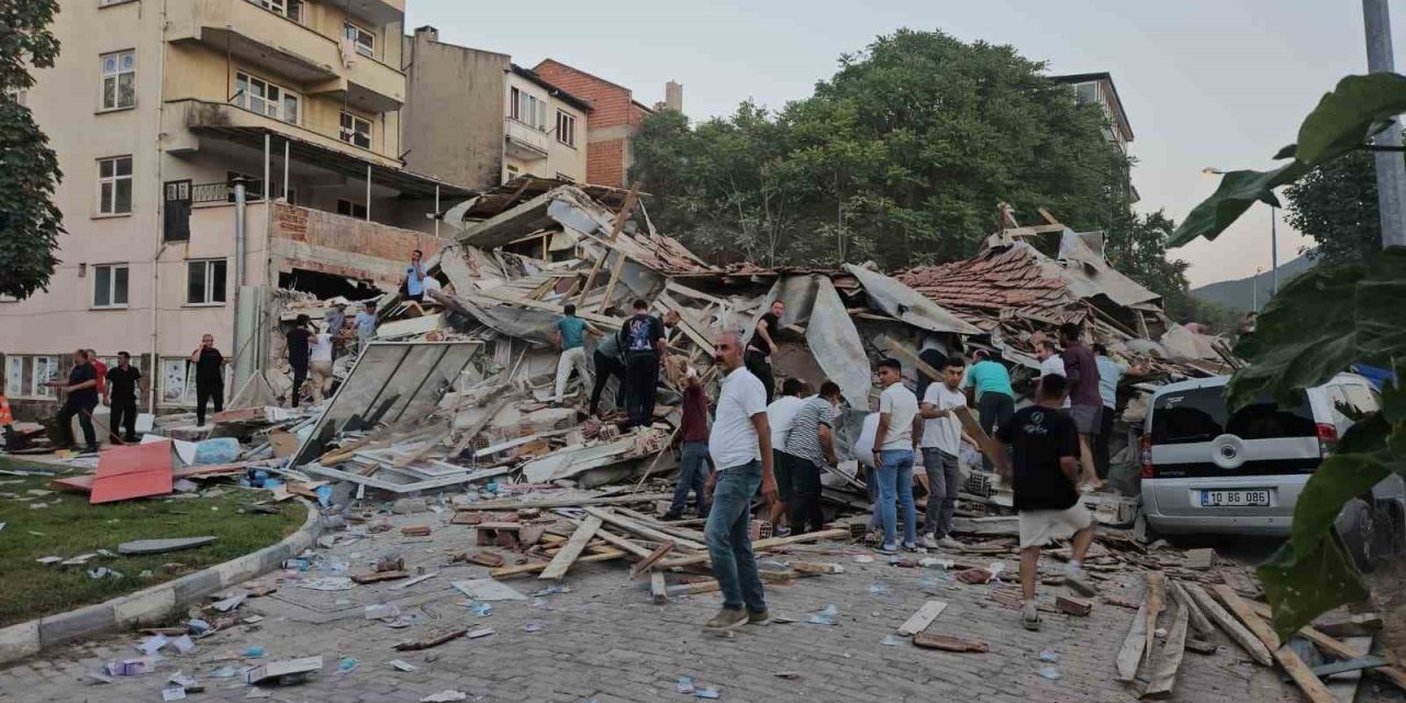 Balıkesir saat 19.53’te 6.1 büyüklüğünde deprem oldu