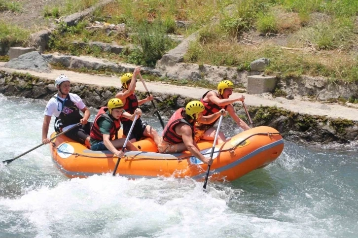 Rize de Dansçılar rafting ve tahta araba yarışlarında mücadele etti