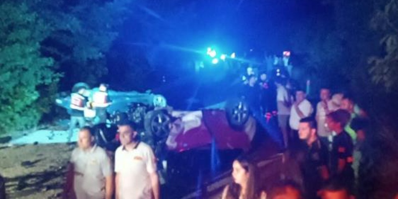 İki otomobilin çarpıştığı kazada 6 kişi hayatını kaybetti